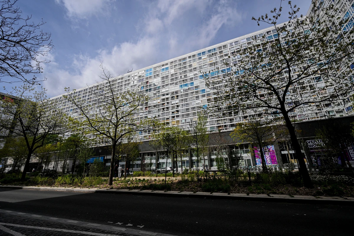 "Patrimoine majeur" ou passoire énergétique : la rénovation de l'immeuble Mouchotte à Paris divise