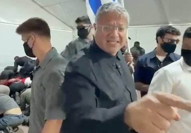 «Flottille pour Gaza»: un ministre d'extrême droite choque avec une vidéo de militants à genoux et mains liées