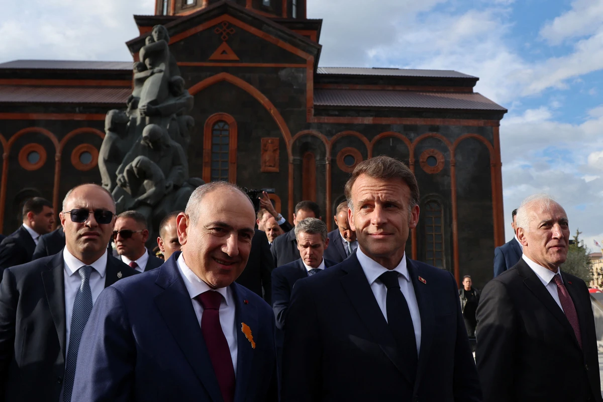 "La France vous aime", "l'Arménie avec l'Europe", clame Macron sur les lieux du séisme de 1988