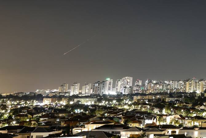 Israël et l'Iran reprennent leurs attaques réciproques, la trêve plus que jamais menacée