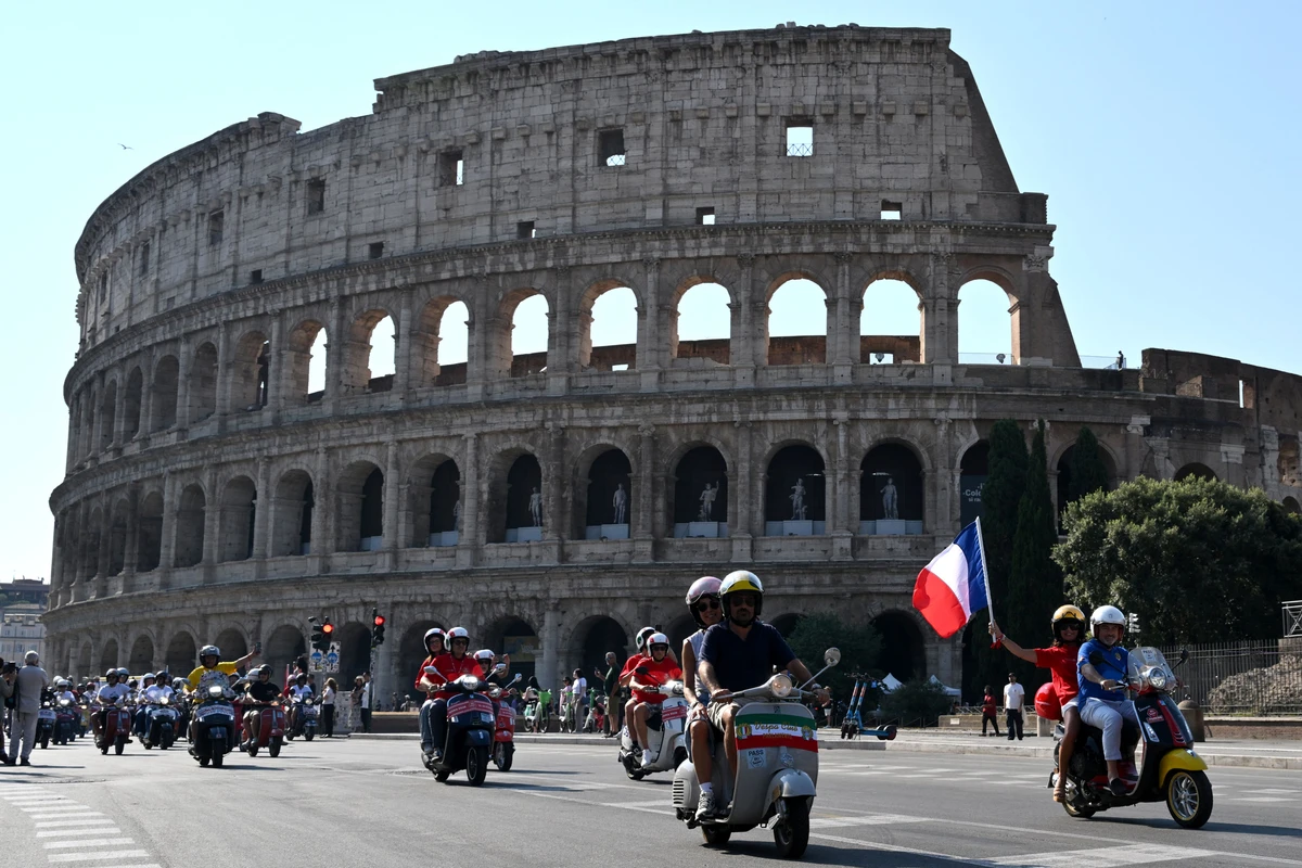 Pour ses 80 ans, l'iconique Vespa retrouve la Ville éternelle