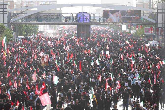 Le cortège funèbre de Khamenei débute sa traversée de Téhéran