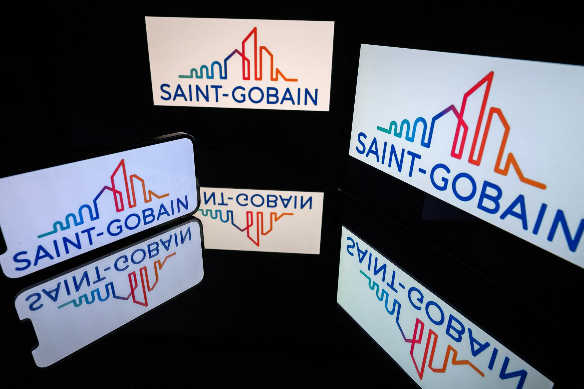 Saint-Gobain: bénéfice et ventes en recul au premier semestre mais des signes de croissance retrouvés