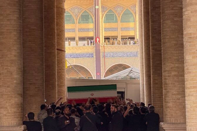 La dépouille du guide suprême Khamenei est arrivée sur le lieu de ses funérailles à Téhéran