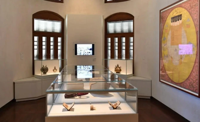 Un rare panneau du XIXe siècle exposé au Musée de la mer Rouge présente le texte complet du Coran