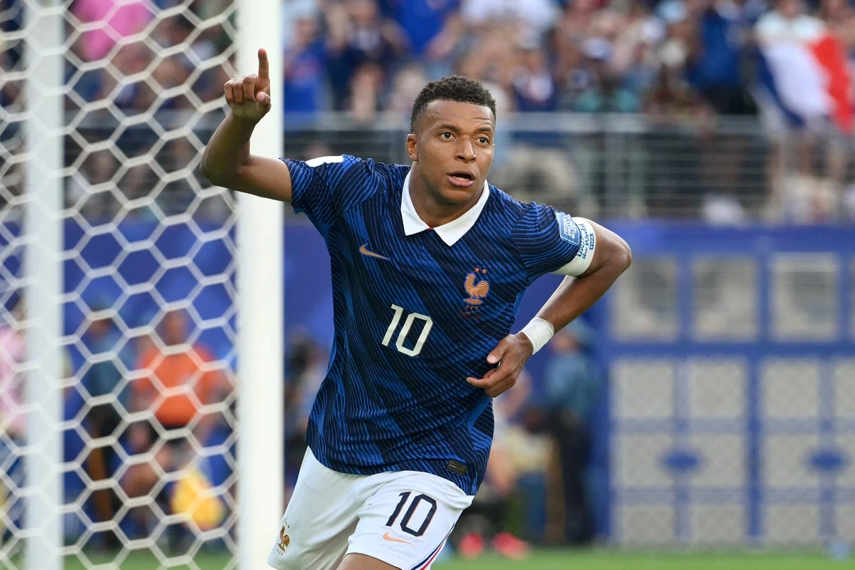 Mbappé, qui a signé son troisième doublé en quatre matches (6 buts depuis le début du Mondial) et son 18e but en Coupe du monde, a souligné que l'objectif de la France restait "d'aller le plus loin possible et de revenir ici le 19 juillet" pour la finale. (AFP)