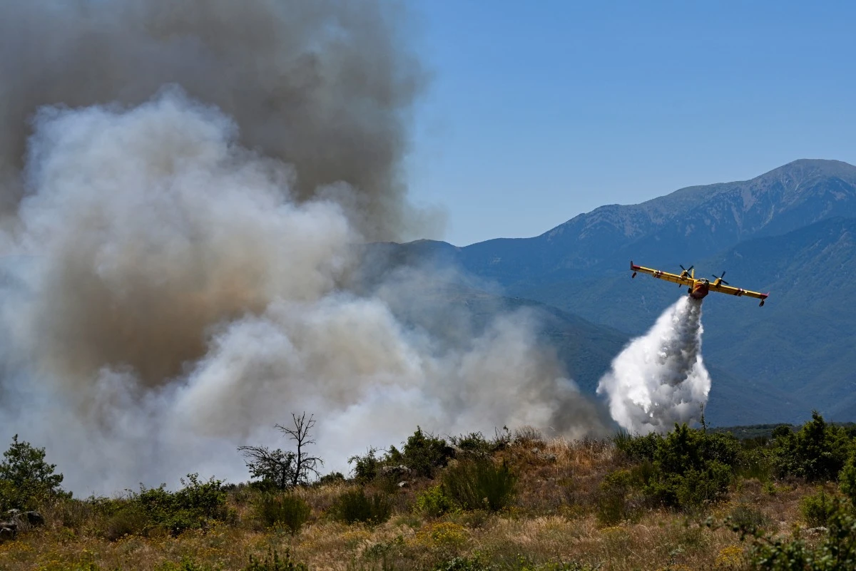 La «lutte acharnée» se poursuit contre un incendie dans le sud, 4.600 hectares brûlés