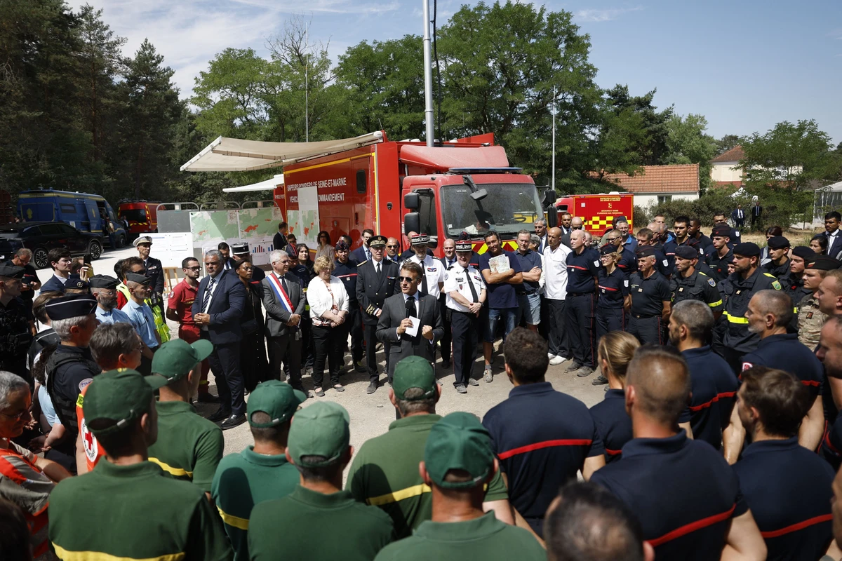 Fontainebleau: des travaux à l'origine de l'incendie principal, Macron remercie les pompiers