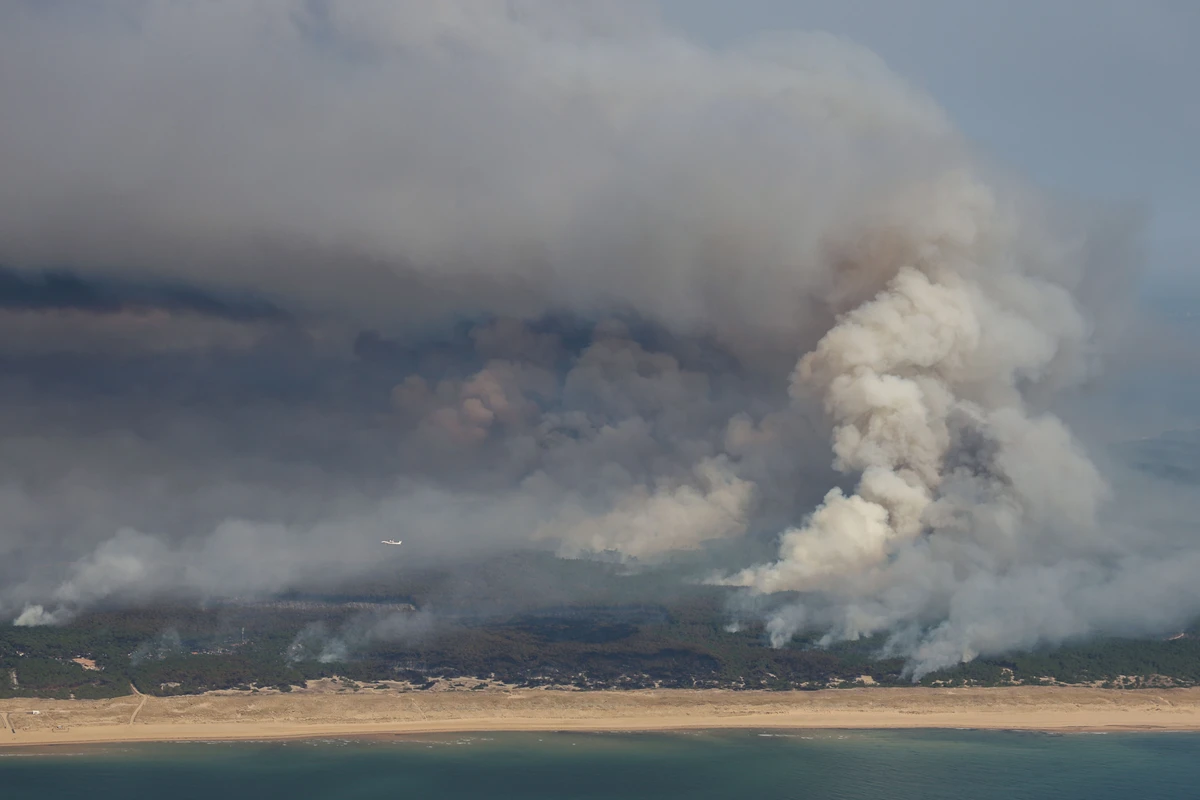 Incendies en France: nouvelles évacuations dans plusieurs communes près de Bordeaux