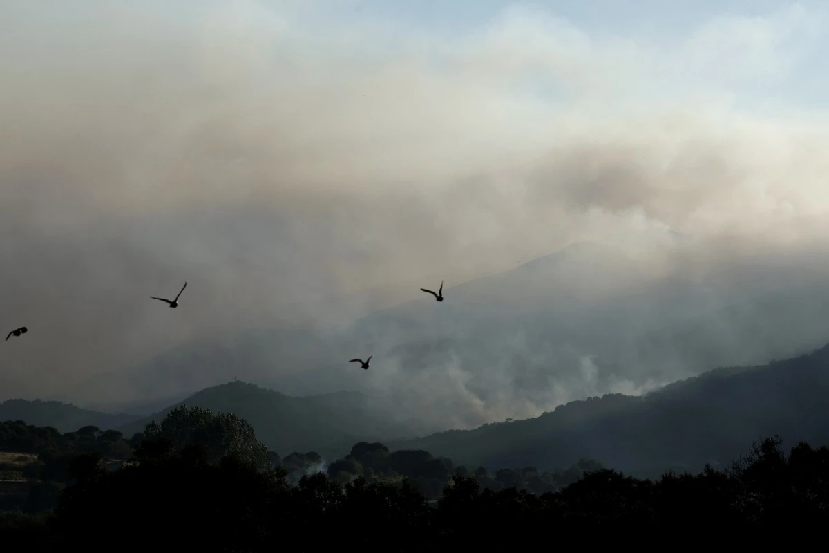 Incendies toujours non maîtrisés en France et en Espagne, la chaleur en embuscade