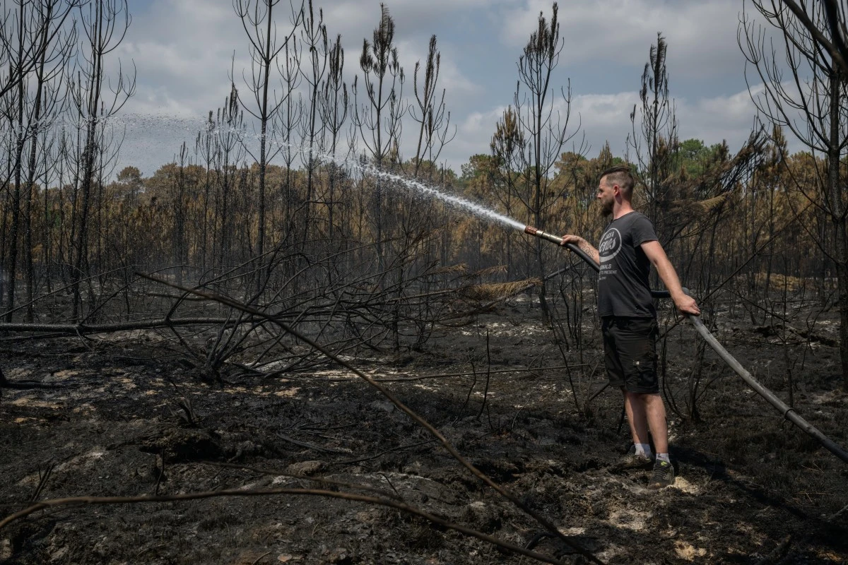 «Optimisme» sur le front du mégafeu en Gironde, incendie maîtrisé dans les Landes