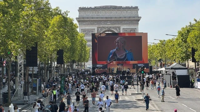 L’Esport World Cup se déploie sur les Champs-Élysées, faisant cohabiter patrimoine et technologie