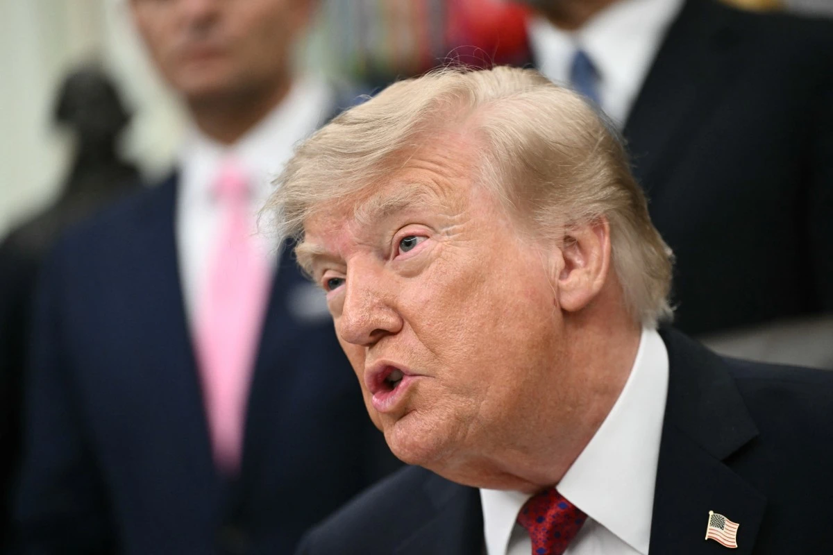 Trump menace de bombarder «fort» l'Iran après de premiers échanges de frappes en un mois