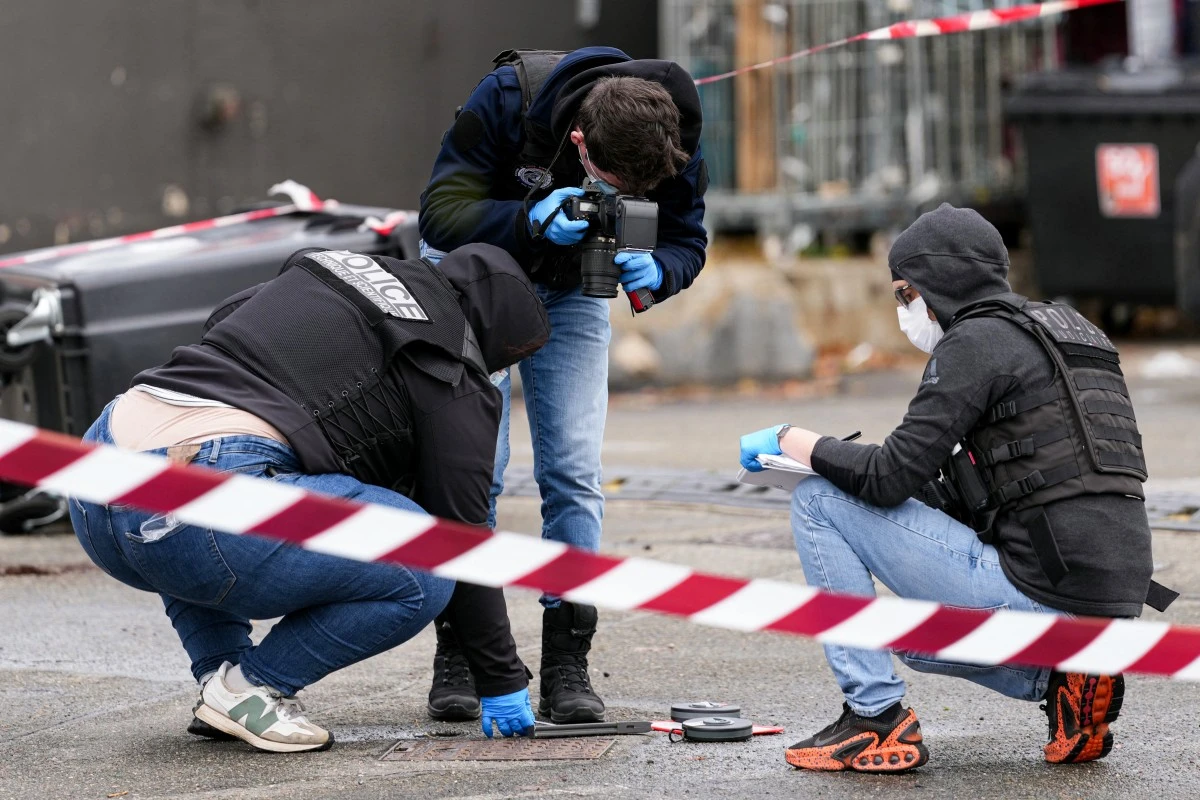 Un homme tire dans la rue, un mort et quatre blessés