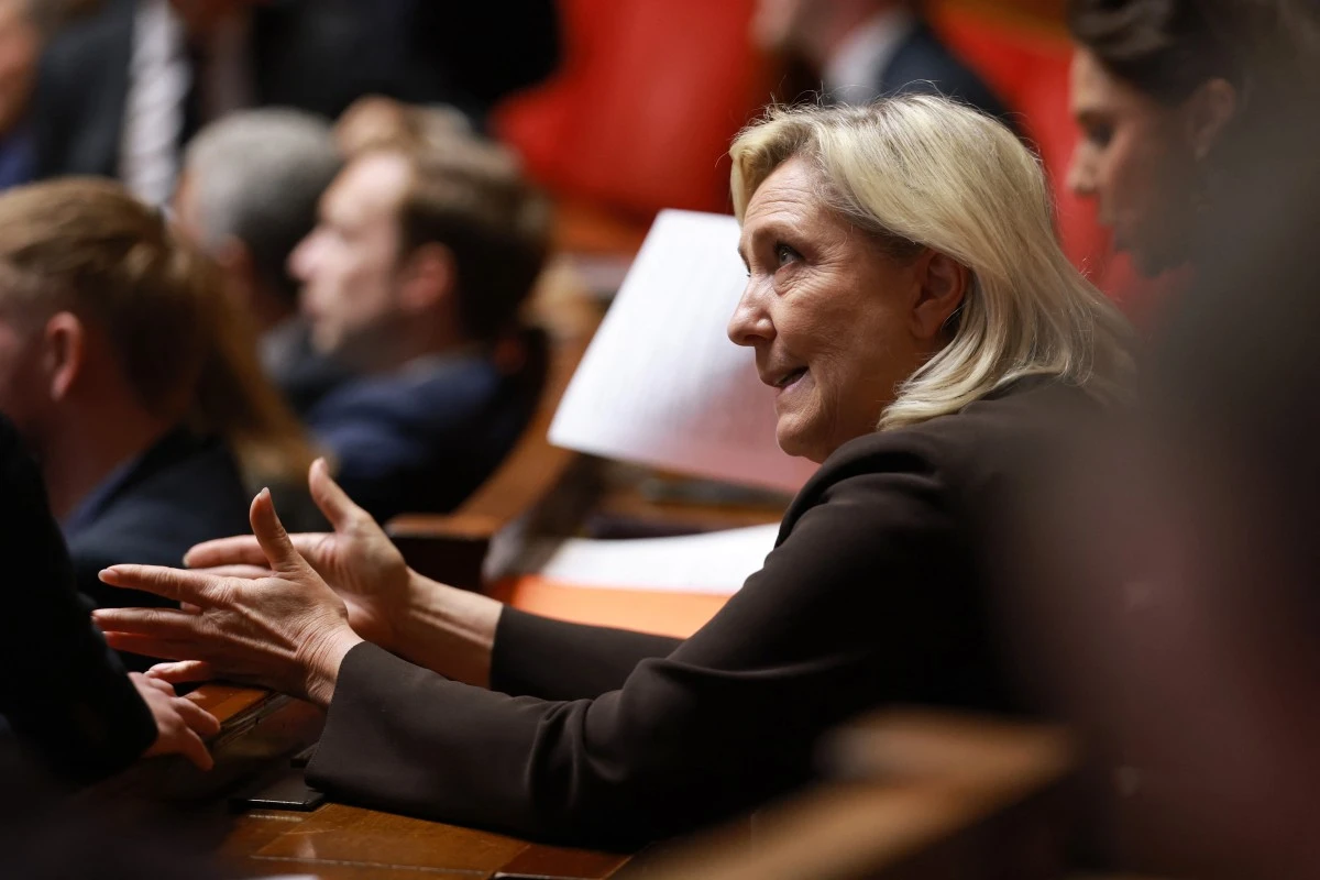 Le premier grand meeting de Le Pen au centre de la tension à Orléans