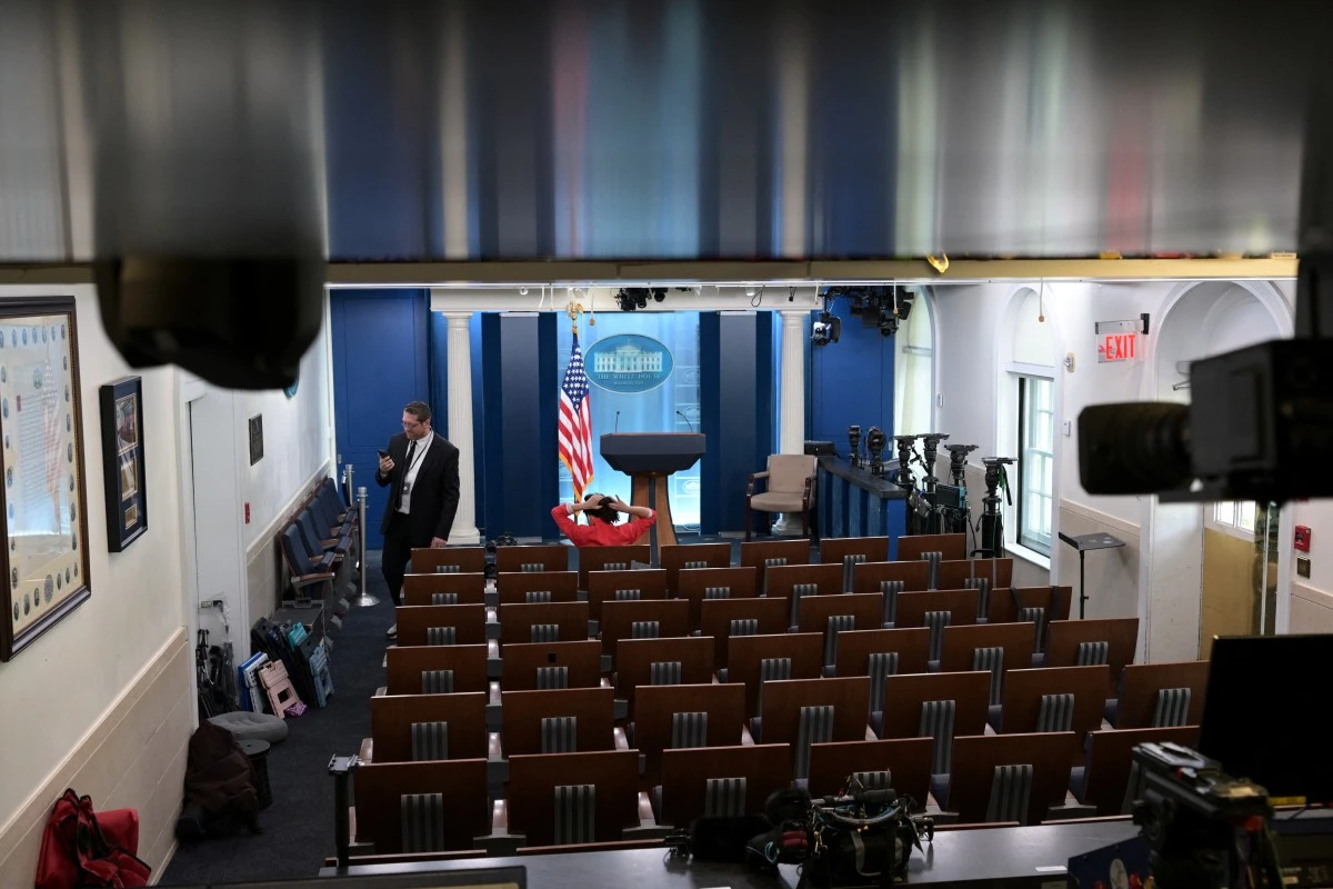 Les médias CNN, MS NOW et Politico poursuivent l'administration Trump après leur exclusion de la Maison Blanche