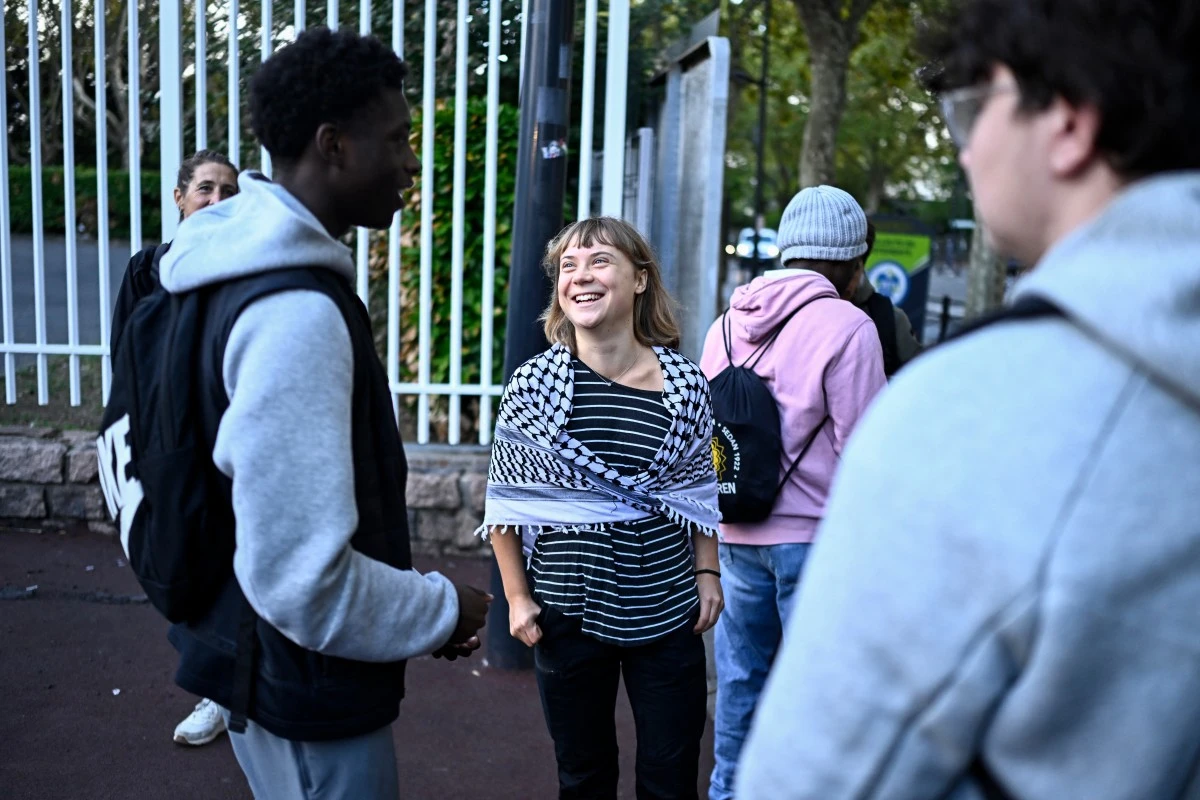 Lycées: Greta Thunberg au milieu de manifestants devant le lycée Paul-Eluard de Saint-Denis