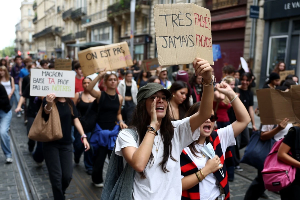 Universités: «quelques blocages, dégradations», loin de la «violence» dans les lycées, selon Baptiste
