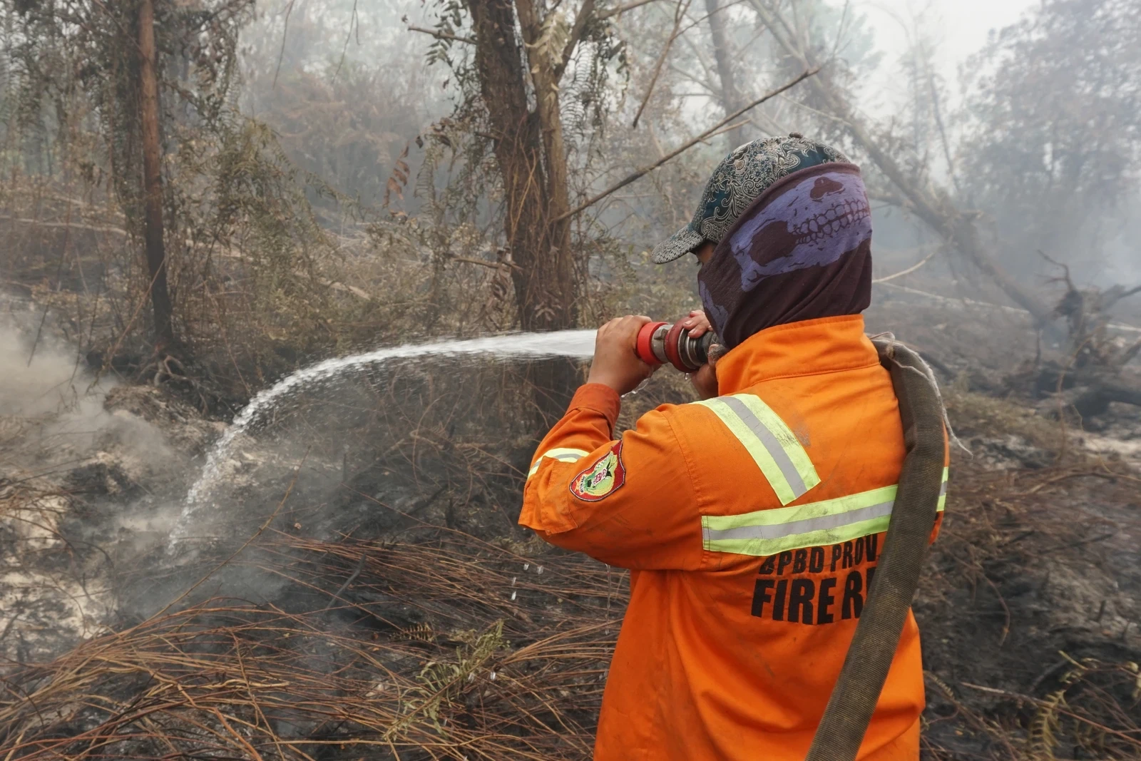 L'Indonésie peine à maîtriser des incendies qui noient toute la région dans la fumée