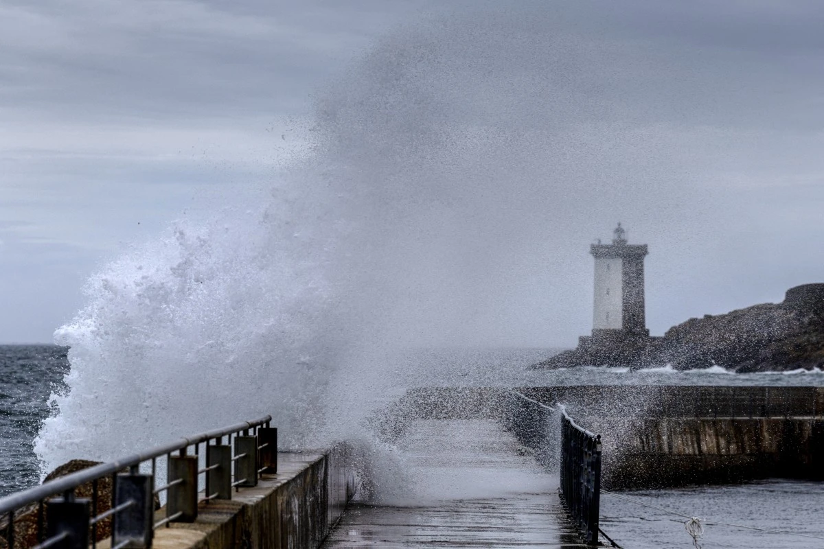 Tempête Austen: 23 départements en vigilance orange vent, 161.000 foyers sans électricité