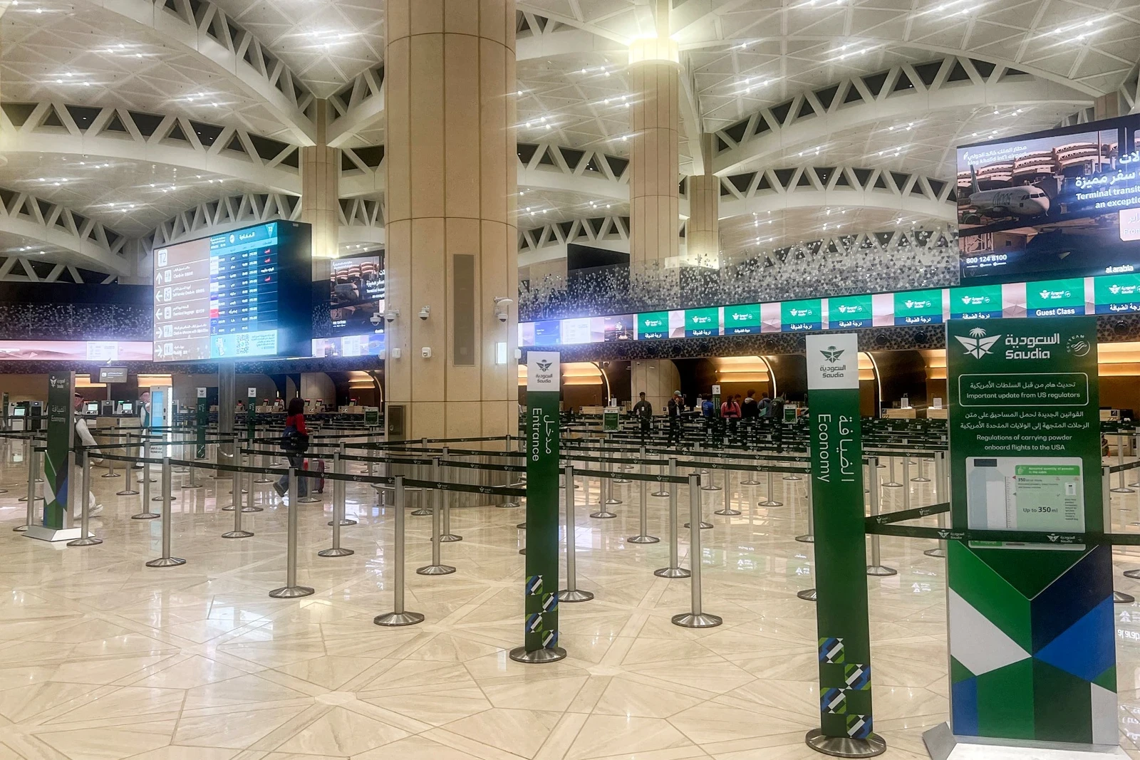 La coalition signale un incendie au terminal passagers de l’aéroport de Riyad après une frappe