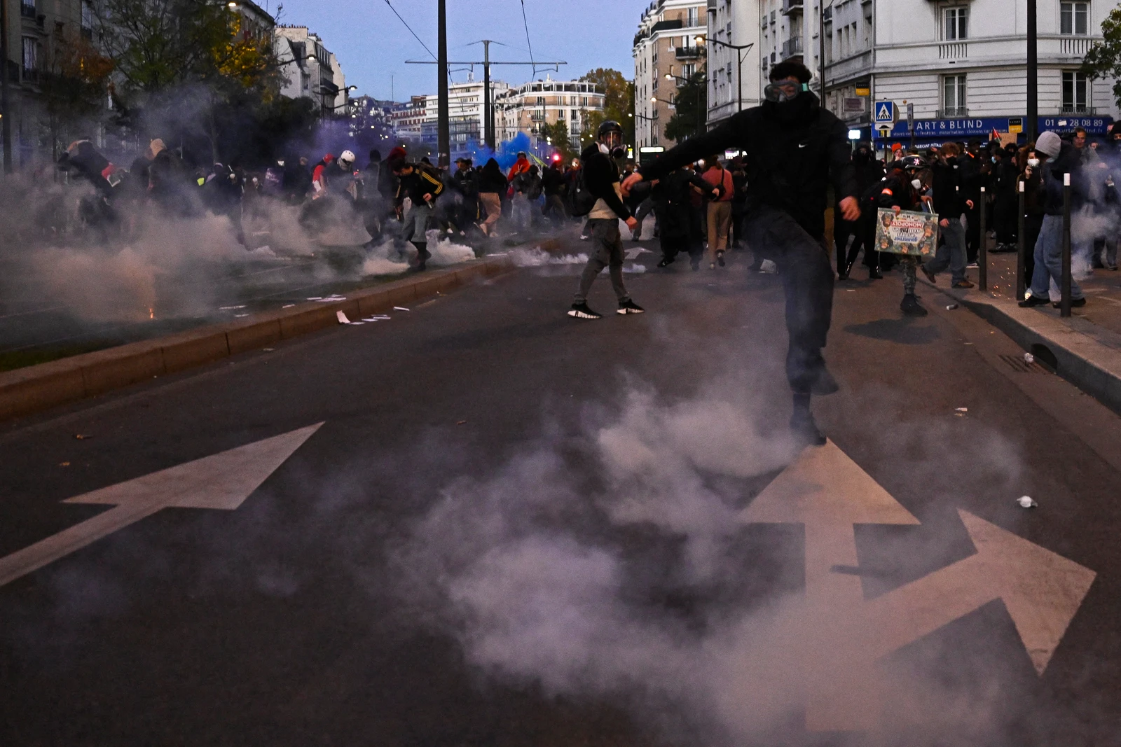 France : des centaines de milliers de manifestants contre la vie chère, quelques heurts 