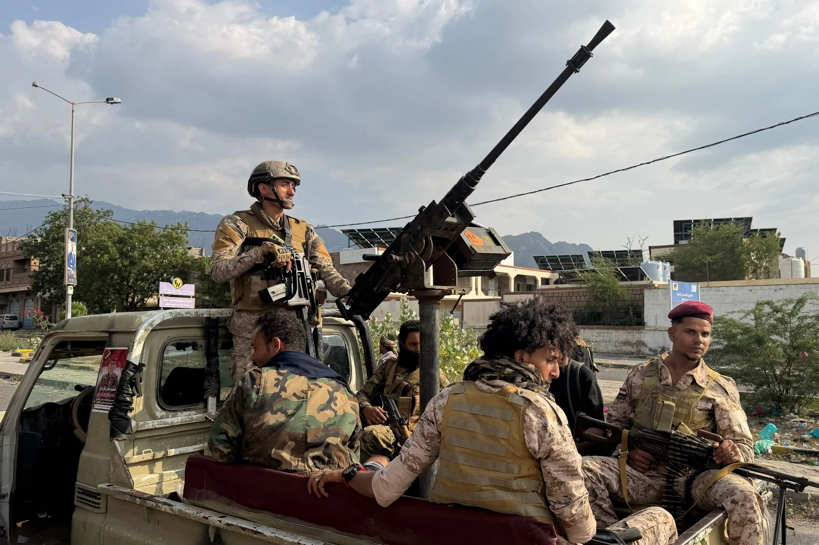 Les Houthis attaquent les aéroports d'Aden et d'Al-Mukalla à l'aide de missiles et de drones