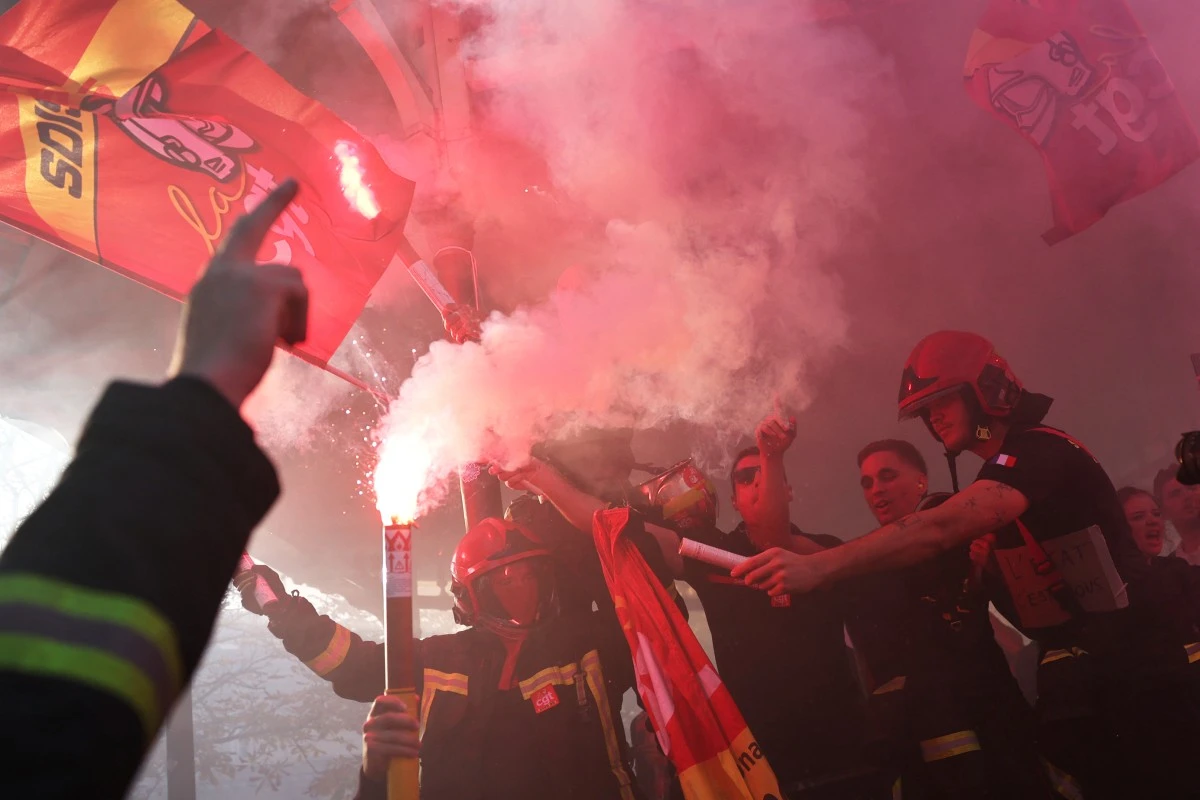 Les pompiers se réunissent sous haute tension, en plein bras de fer avec le gouvernement