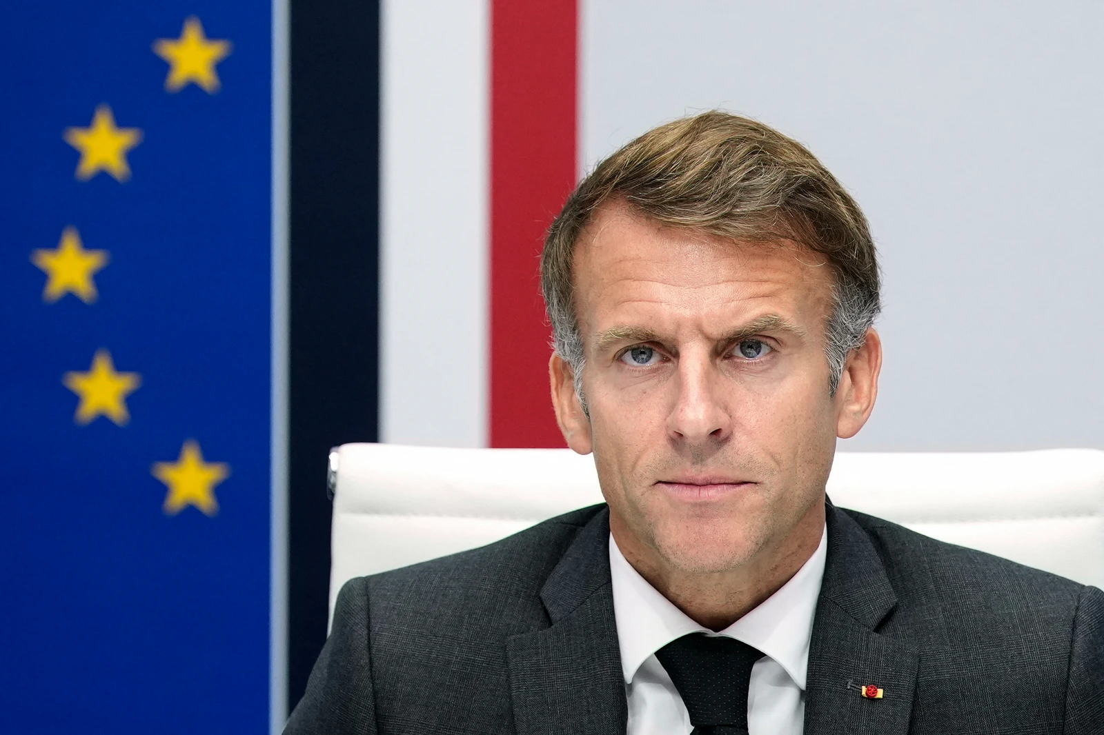 Macron en première ligne avec les lycéens et les forces de l'ordre, Lecornu à Limoges 