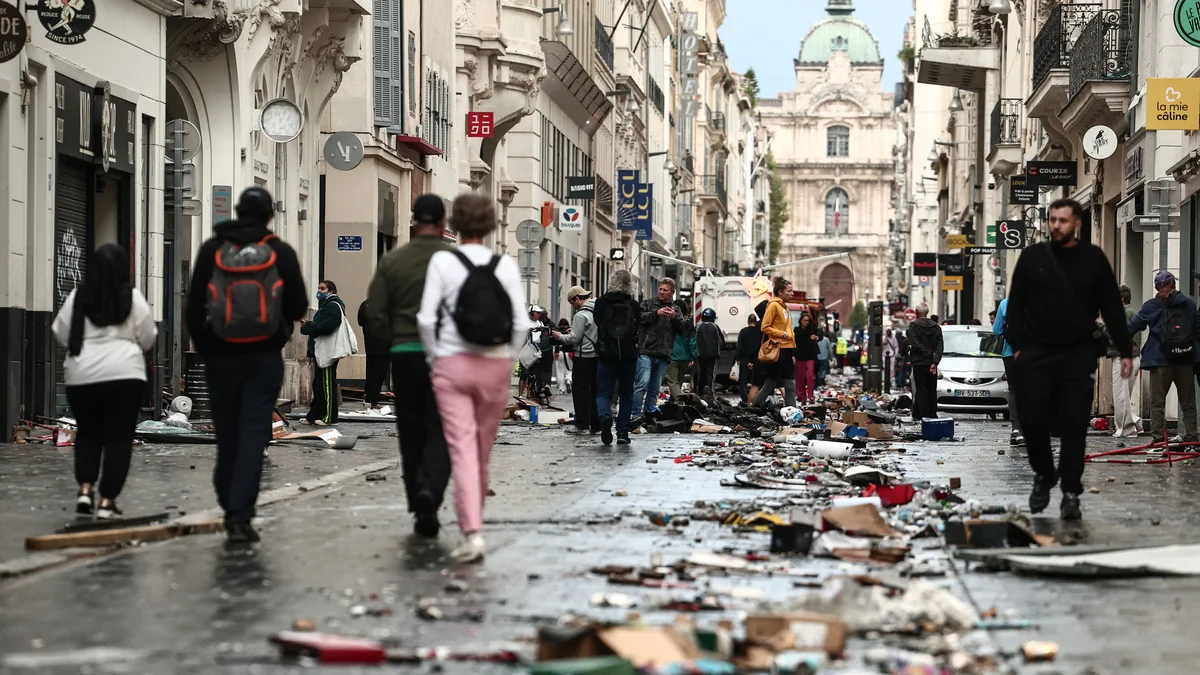 La France sonnée au lendemain d'une journée de mobilisation ayant viré au chaos
