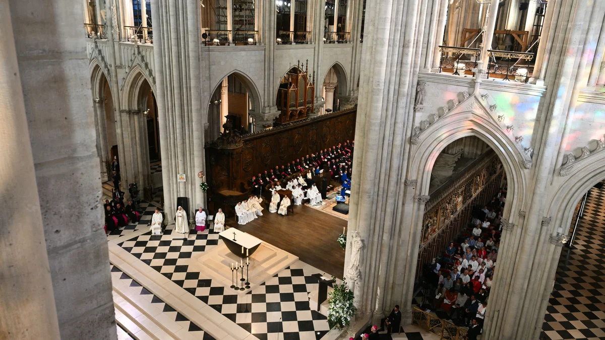 Premier pape à Notre-Dame depuis sa réouverture, Léon XIV salue sa "splendeur"