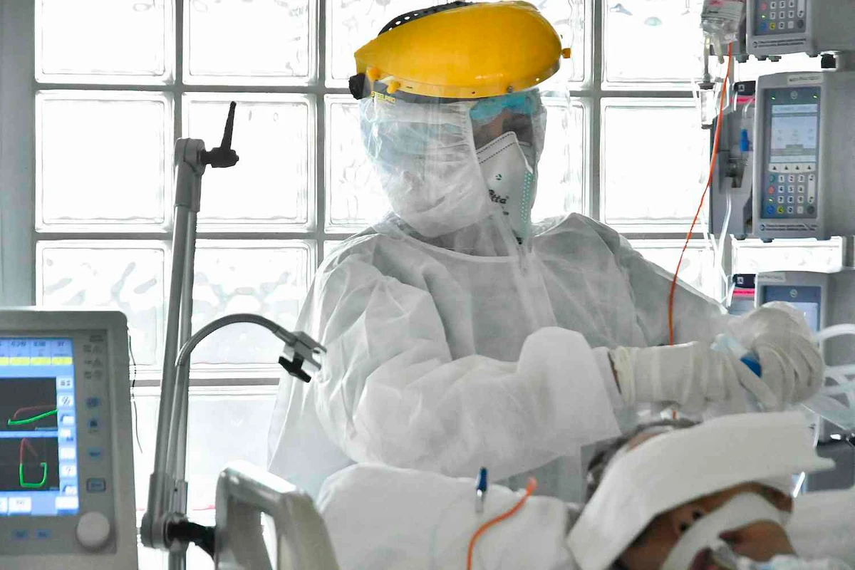A health worker checks on a COVID-19 patient at the Intensive Care Unit (ICU) of the Santa Clara Hospital in Bogota on January 15, 2021, amid the novel coronavirus pandemic. (File/AFP)