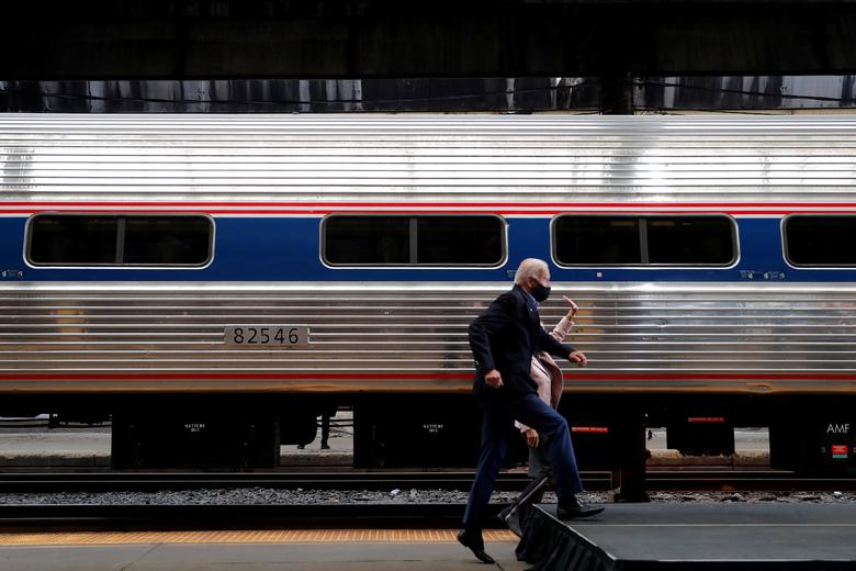 Joe Biden and his wife Jill take the stage in front of their campaign train during a campaign stop in Pittsburgh, Pennsylvania, Sept. 30, 2020. (Reuters)