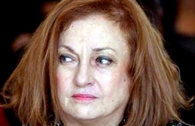 Judge Ghada Aoun broke into one of Lebanon’s major currency exchange and export firms, accompanied by a cheering crowd. (Twitter Photo)
