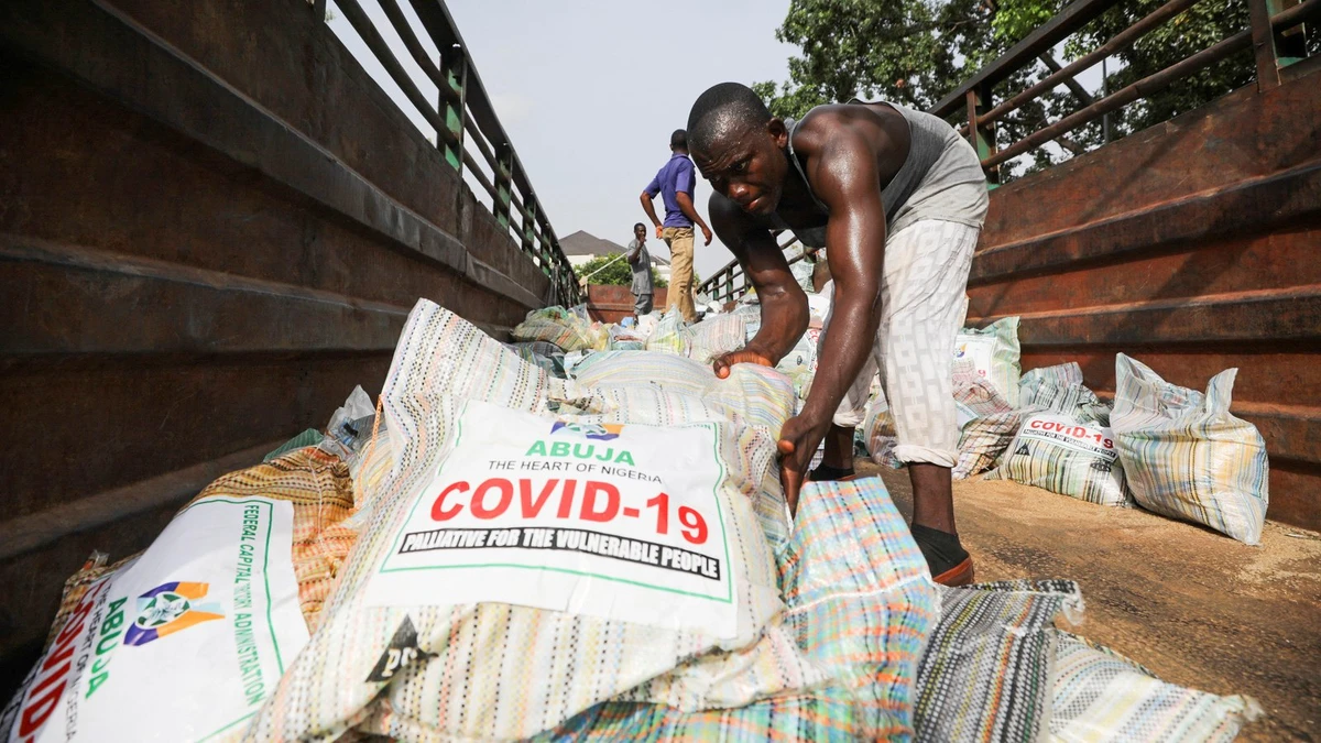 Men load sacks of rice along with other food aid onto a truck, amid an outbreak of COVID-19, Abuja, Nigeria, April 17, 2020. (Reuters)