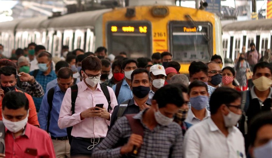 A busy Chhatrapati Shivaji Terminus railway station amidst the COVID-19 pandemic, Mumbai, India, Mar. 16, 2021. (Reuters)