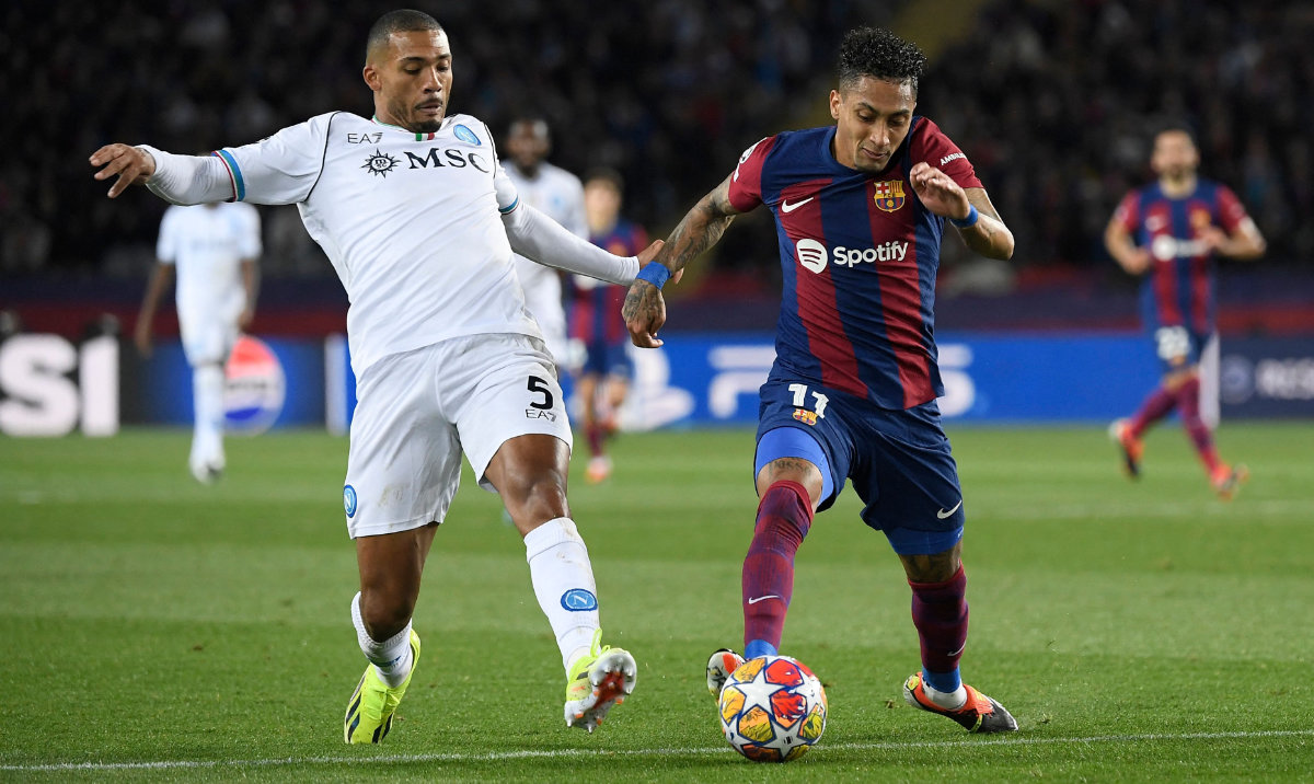 Napoli's Brazilian defender Juan Jesus (L) and Barcelona's Brazilian forward Raphinha vie for the ball during the UEFA Champions League last 16 second leg football match between FC Barcelona and SSC Napoli at the Estadi Olimpic Lluis Companys in Barcelona on March 12, 2024. (AFP)