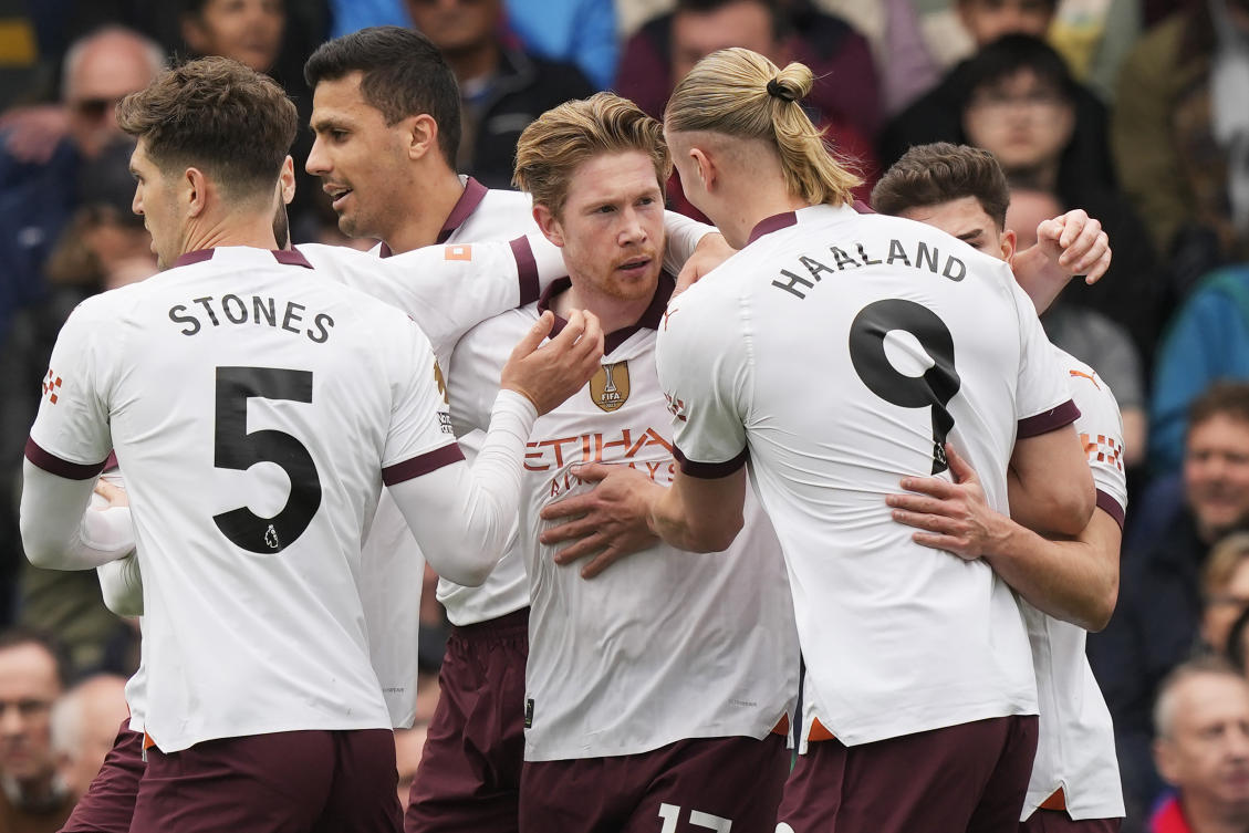 Manchester City’s Kevin De Bruyne celebrates with teammates after scoring his side’s first goal during their English Premier League match against Crystal Palace at Selhurst Park stadium in London on Apr. 6, 2024.(AP)