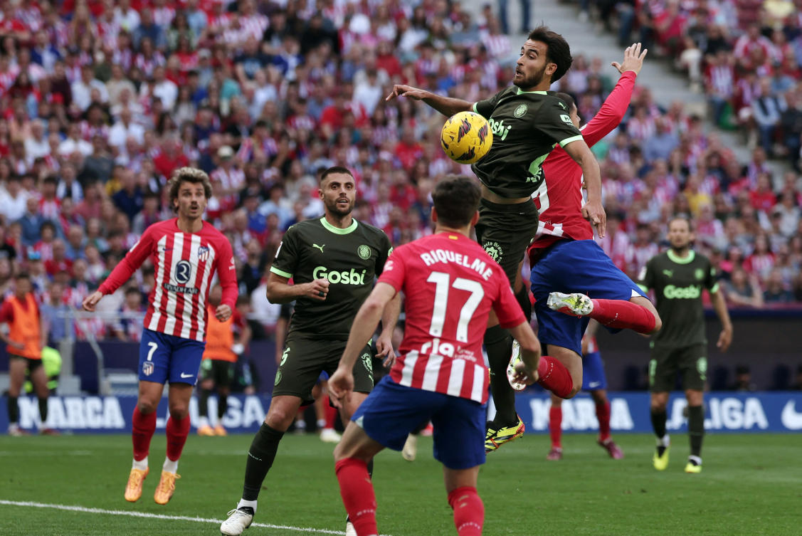Girona’s Spanish defender Eric Garcia and Atletico Madrid’s Spanish forward Alvaro Morata vie for a header during their Spanish league match at the Metropolitano stadium in Madrid on Apr. 13, 2024. (AFP)