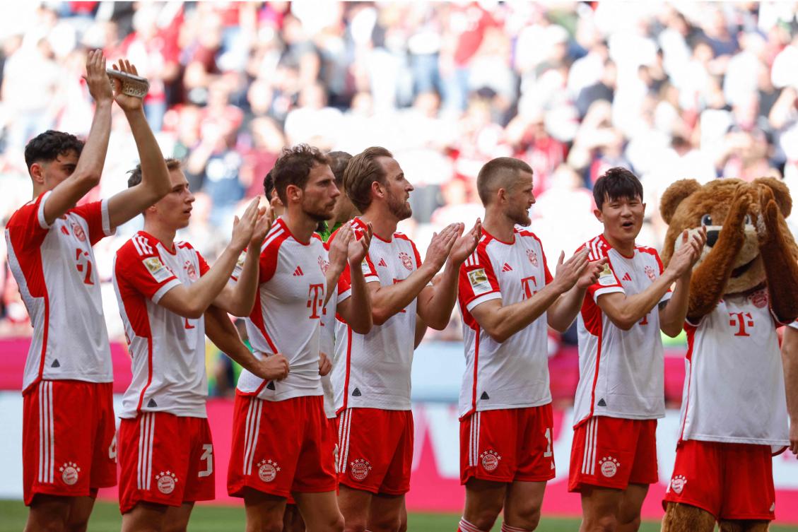 Bayern Munich’s English forward Harry Kane and his teammates celebrate after their Bundesliga match against Eintracht Frankfurt in Munich on Apr. 27, 2024(AFP)