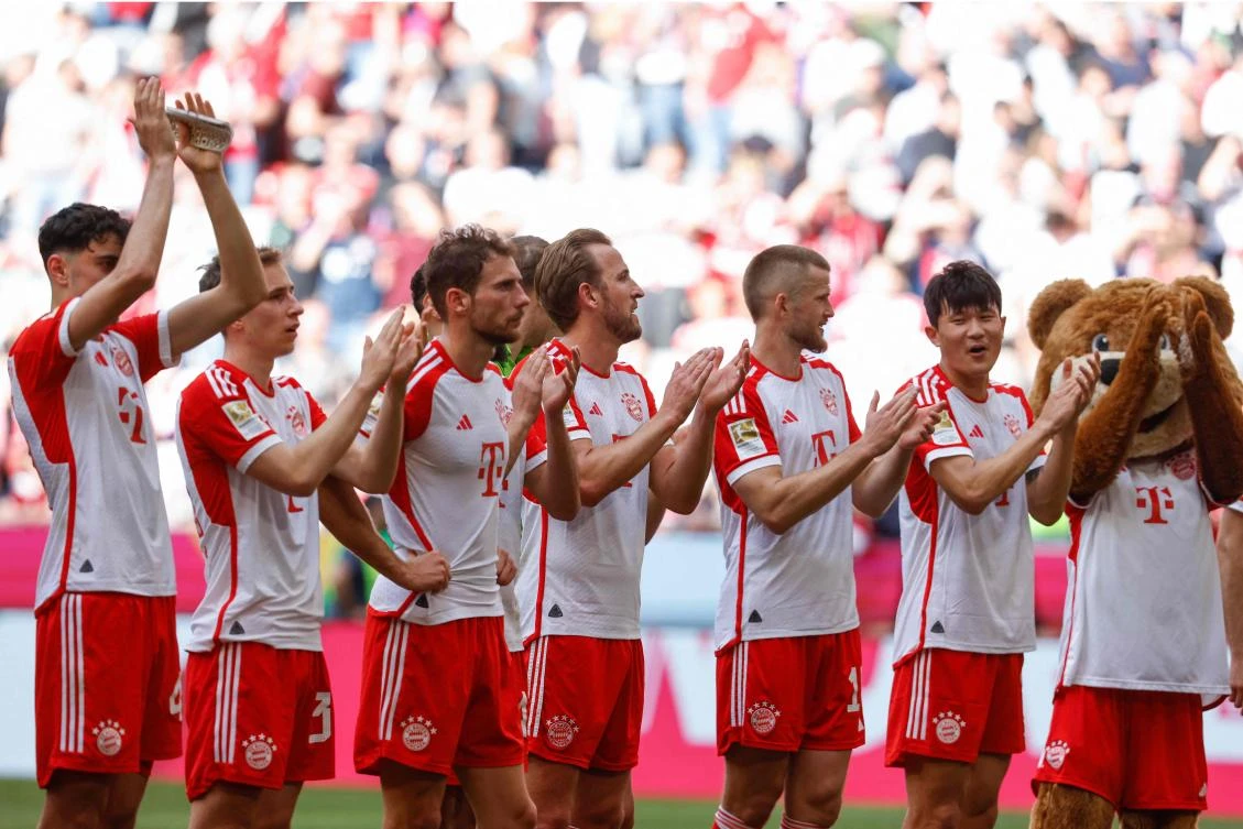 Bayern Munich’s English forward Harry Kane and his teammates celebrate after their Bundesliga match against Eintracht Frankfurt in Munich on Apr. 27, 2024(AFP)