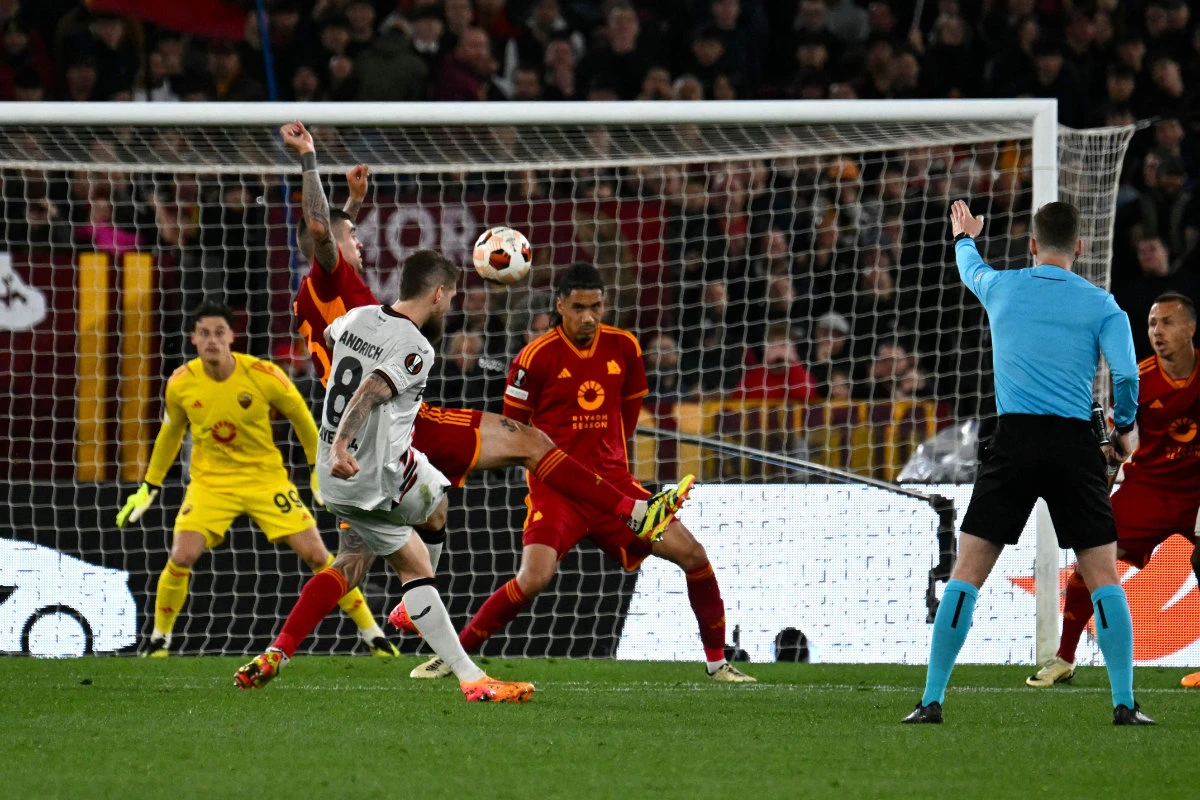 Bayer Leverkusen's German midfielder #08 Robert Andrich scores his team's second goal during the UEFA Europa League semi final first leg match between AS Roma and Bayer Leverkusen at the Olympic stadium on May 2, 2024 in Rome. (AFP)