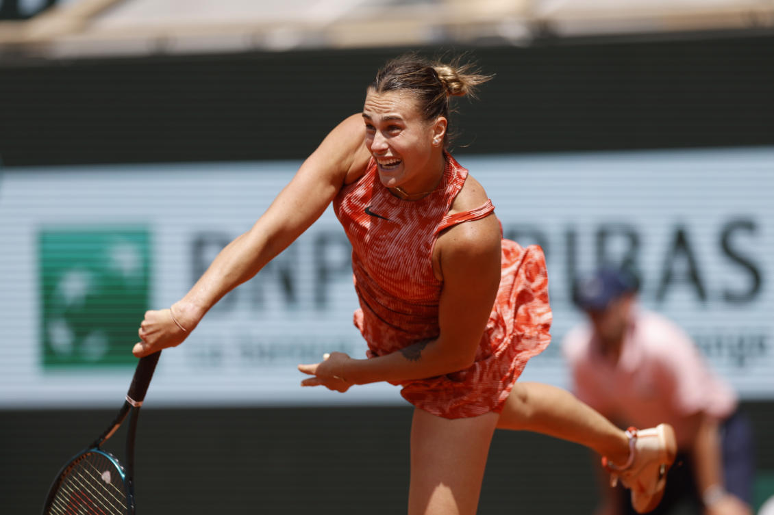 Aryna Sabalenka of Belarus serves against Emma Navarro of the US during their fourth round match of the French Open tennis tournament at the Roland Garros stadium in Paris on Jun. 3, 2024. (AP)
