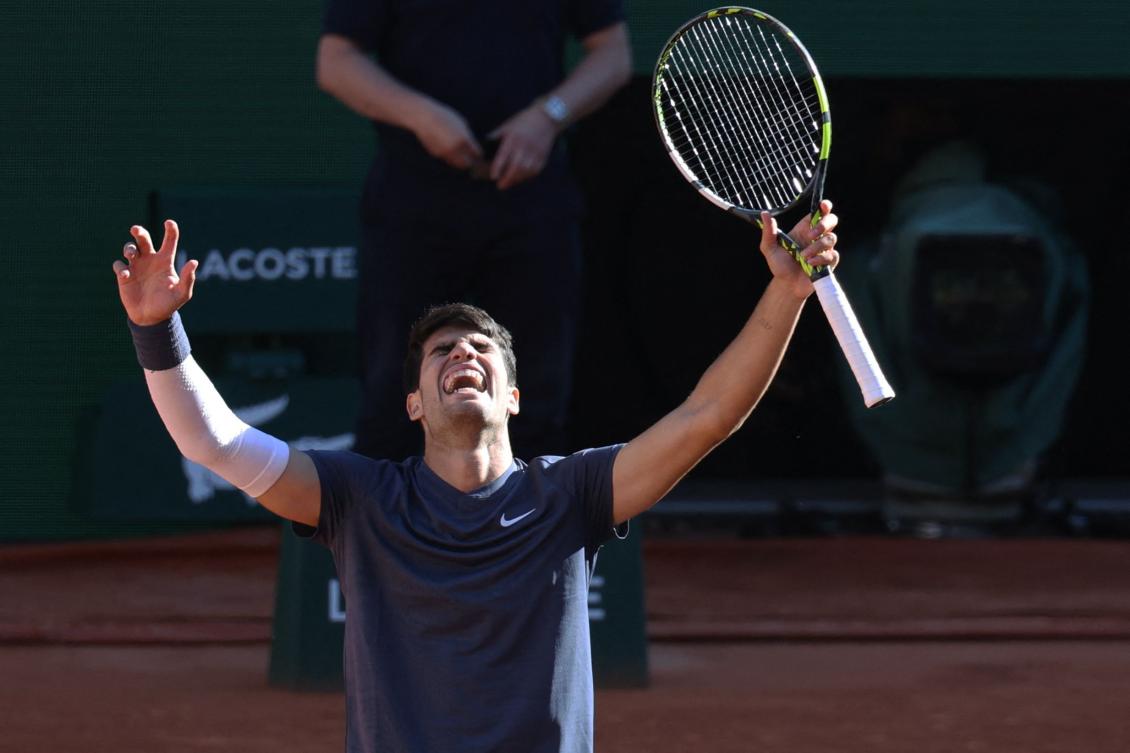 Spain’s Carlos Alcaraz celebrates after winning against Italy’s Jannik Sinner at the end of their men’s singles semi final match on Court Philippe-Chatrier on day thirteen of the French Open tennis tournament at the Roland Garros Complex in Paris on Jun. 7, 2024. (AFP)