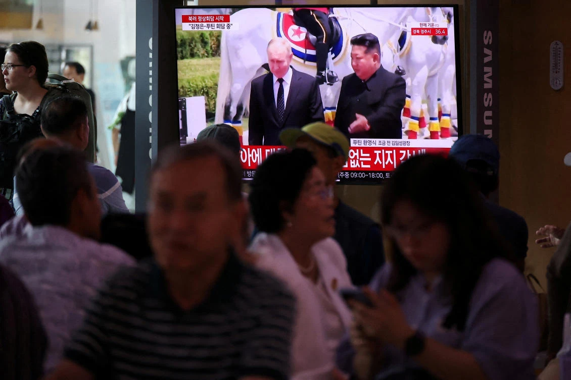 People watch a TV broadcasting a news report on Russian President Vladimir Putin meeting with North Korean leader Kim Jong Un in Pyongyang, in Seoul, South Korea, June 19, 2024. REUTERS/Kim Hong-Ji