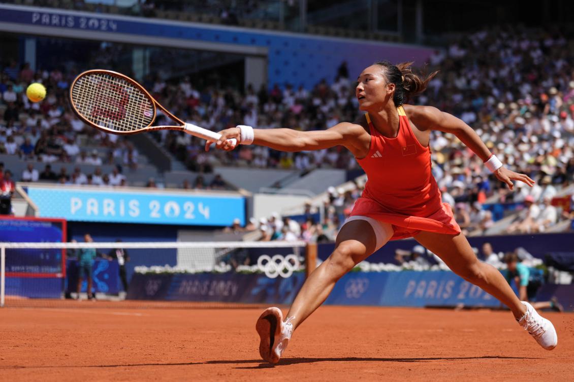 China’s Zheng Qinwen returns to Poland’s Iga Swiatek during their women’s singles semifinal tennis match on Court Philippe-Chatrier at the Roland-Garros Stadium during the Paris 2024 Olympic Games, on Aug. 1, 2024. (AFP)