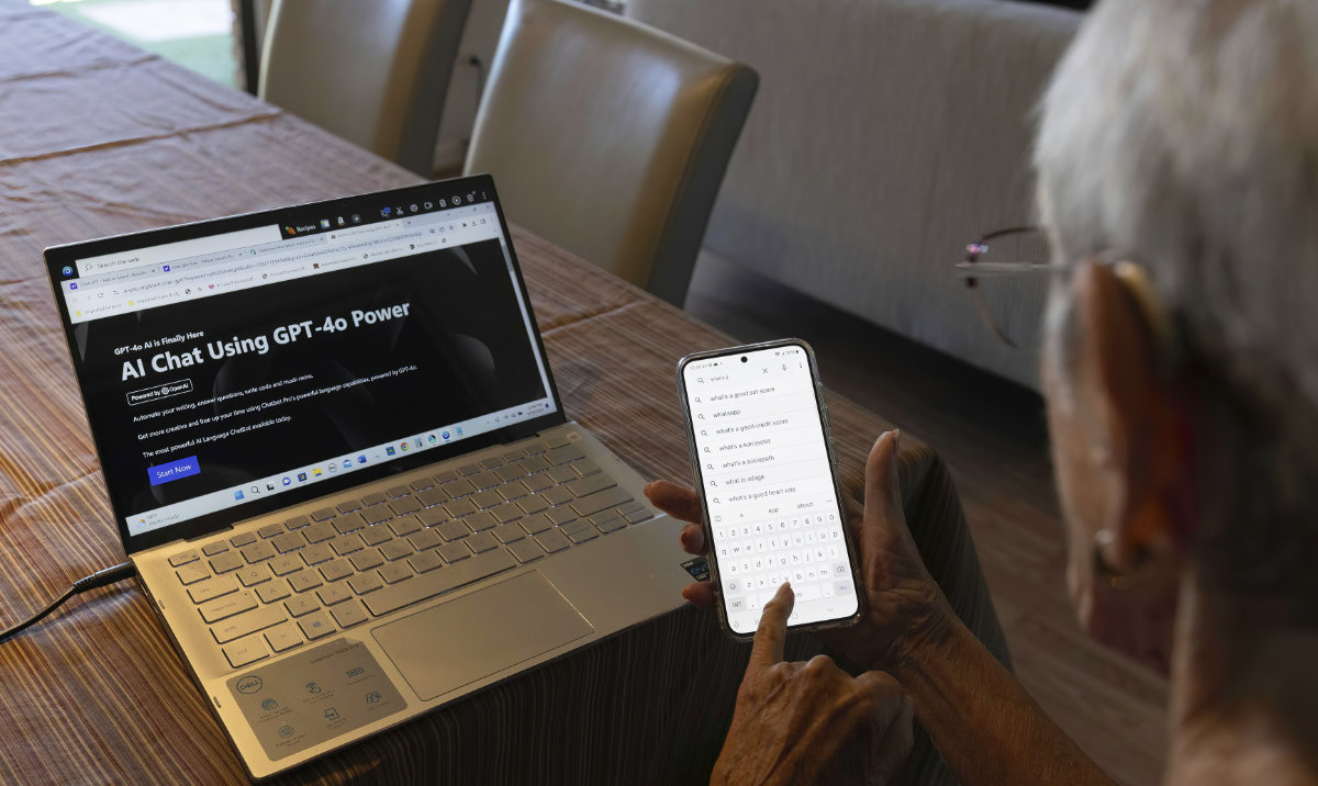 Barbara Winston uses a computer and a smartphone at her home in Northbrook, Ill., on Sunday, June 30, 2024, several days after taking an introduction to artificial intelligence class at a local senior center. (AP)