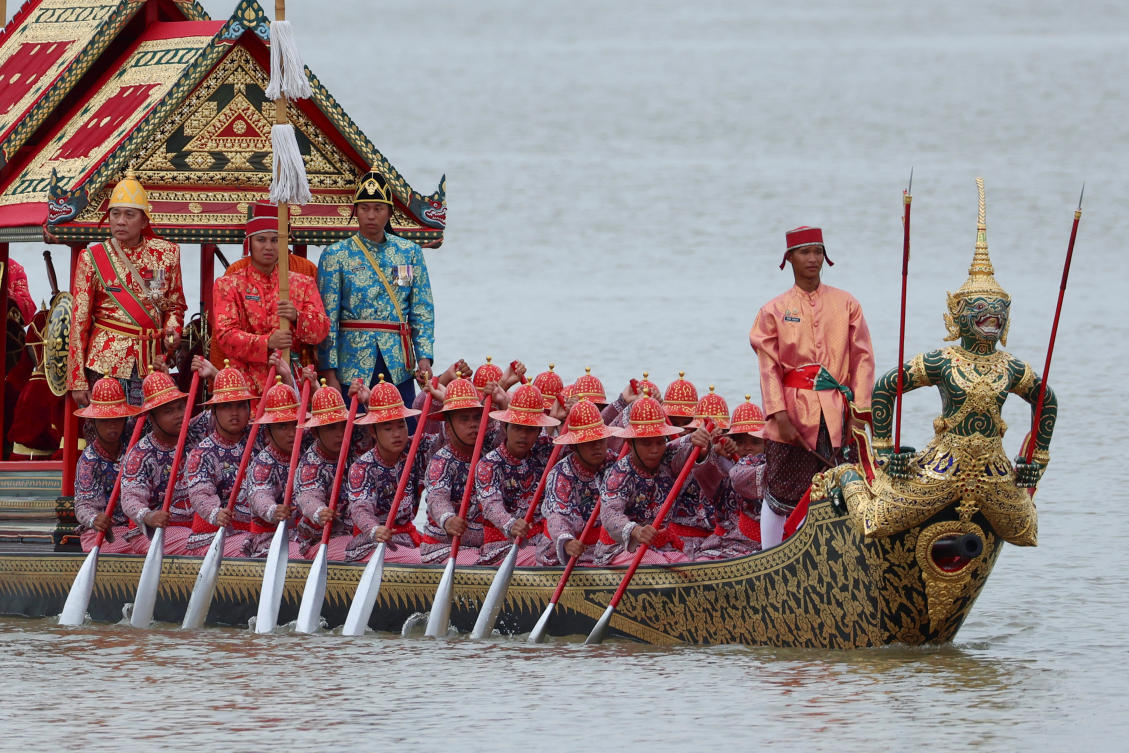 Thai oarsmen take part in a Thailand's King Maha Vajiralongkorn's royal barge procession to mark his 72nd birthday, along the Chao Phraya River in Bangkok, Thailand October 27, 2024. (Reuters)