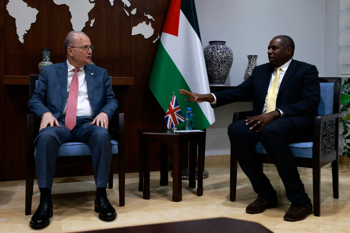 British FM David Lammy (R) meeting with Palestinian PM Mohammed Mustafa on August 16, 2024. (AFP)