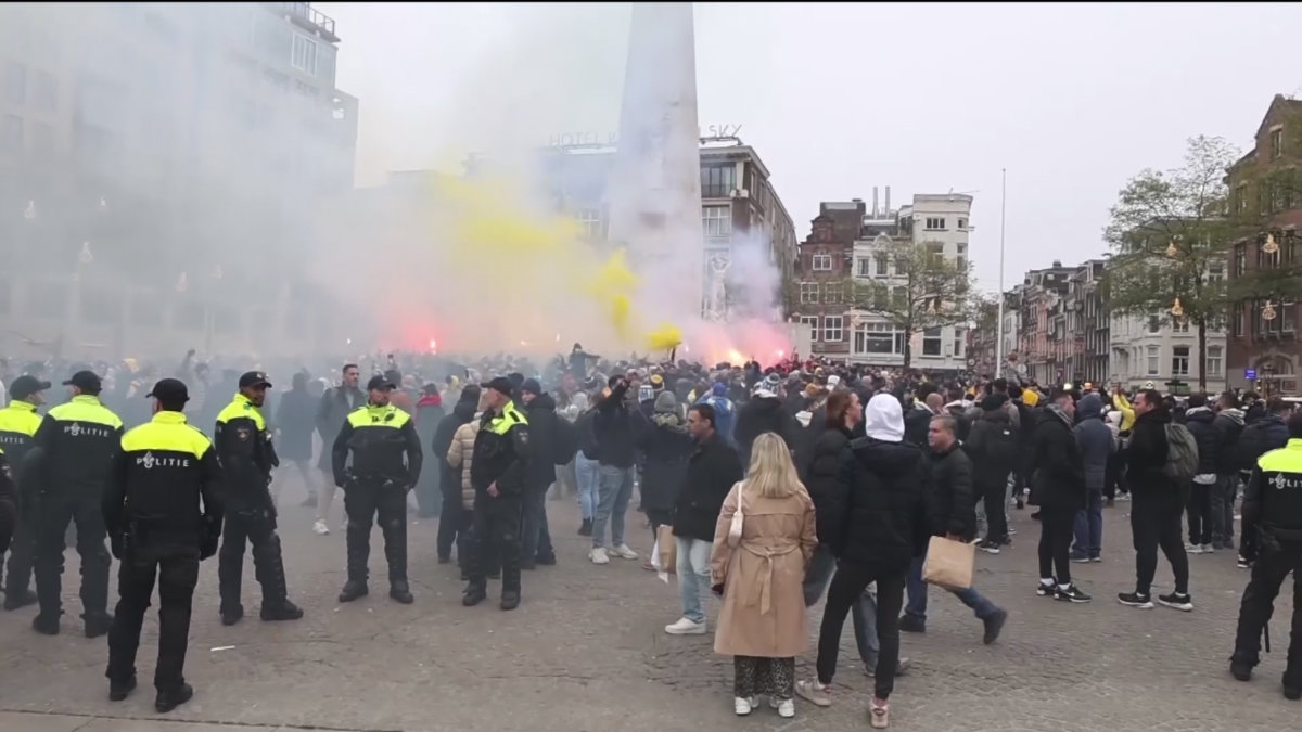 Police stand guard as Maccabi Tel Aviv supporters light flares in Amsterdam, on Nov. 7, 2024. (AP/InterVision)